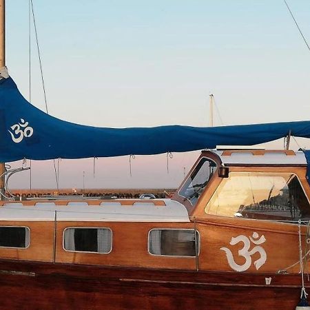 Отель "Om" Yacht Нида Экстерьер фото